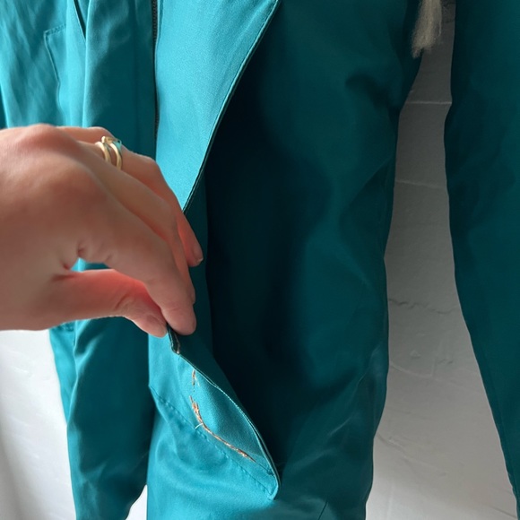 Authentic Inuit coat purchased in Toronto - Picture 4 of 8